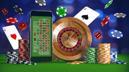 Pemain menikmati permainan casino live dengan dealer profesional di medium digital